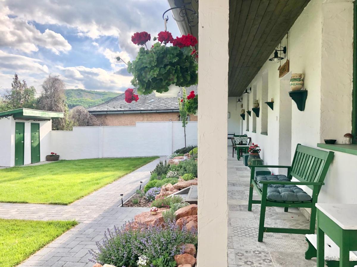 Ladislaus Schnaps-Haus Falusi Vendégház Csolnok Extérieur photo